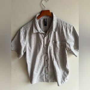 Mountain Hardware men’s Grey Short Sleeve Shirt